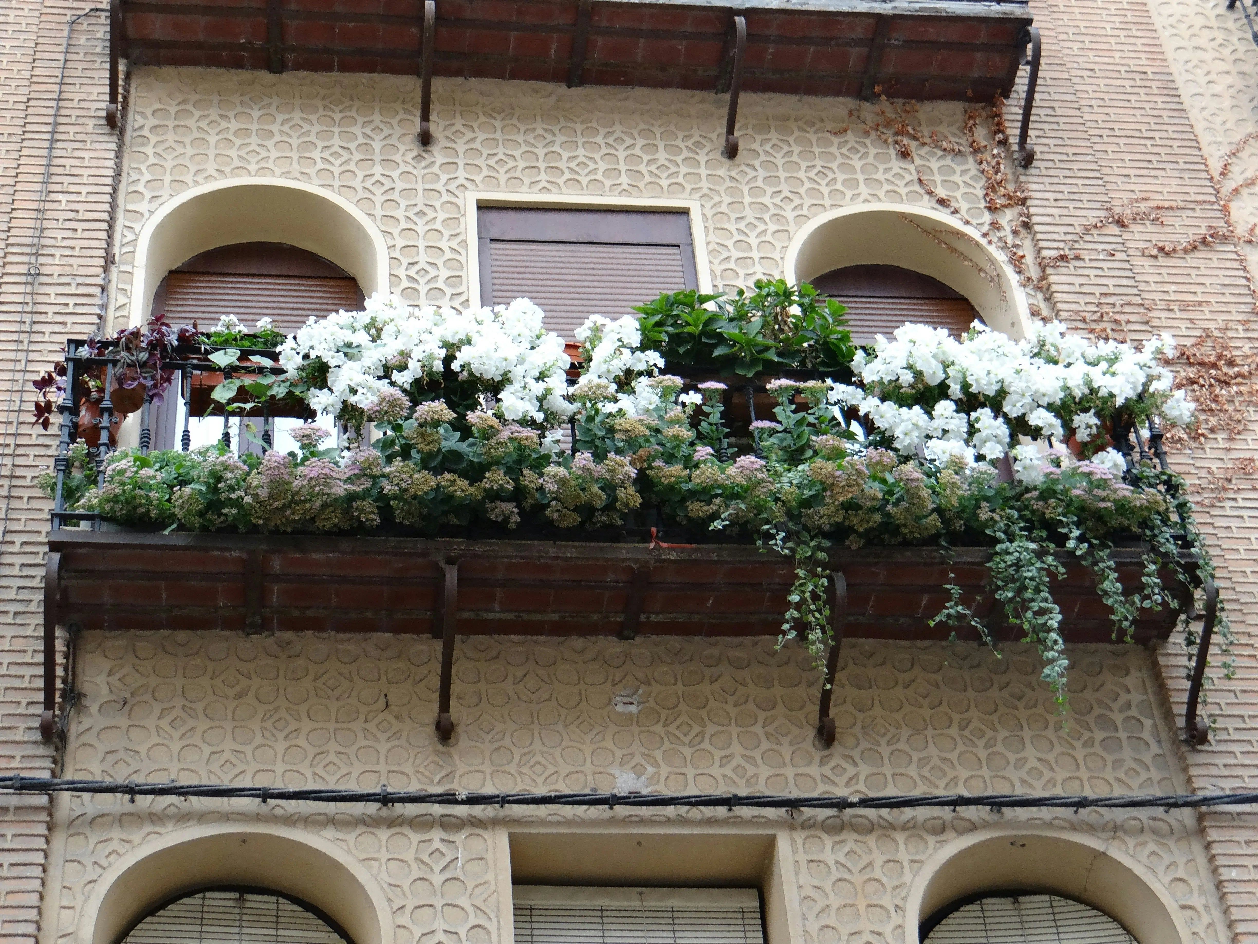 Transformă-ți balconul cu decorațiuni minimaliste
