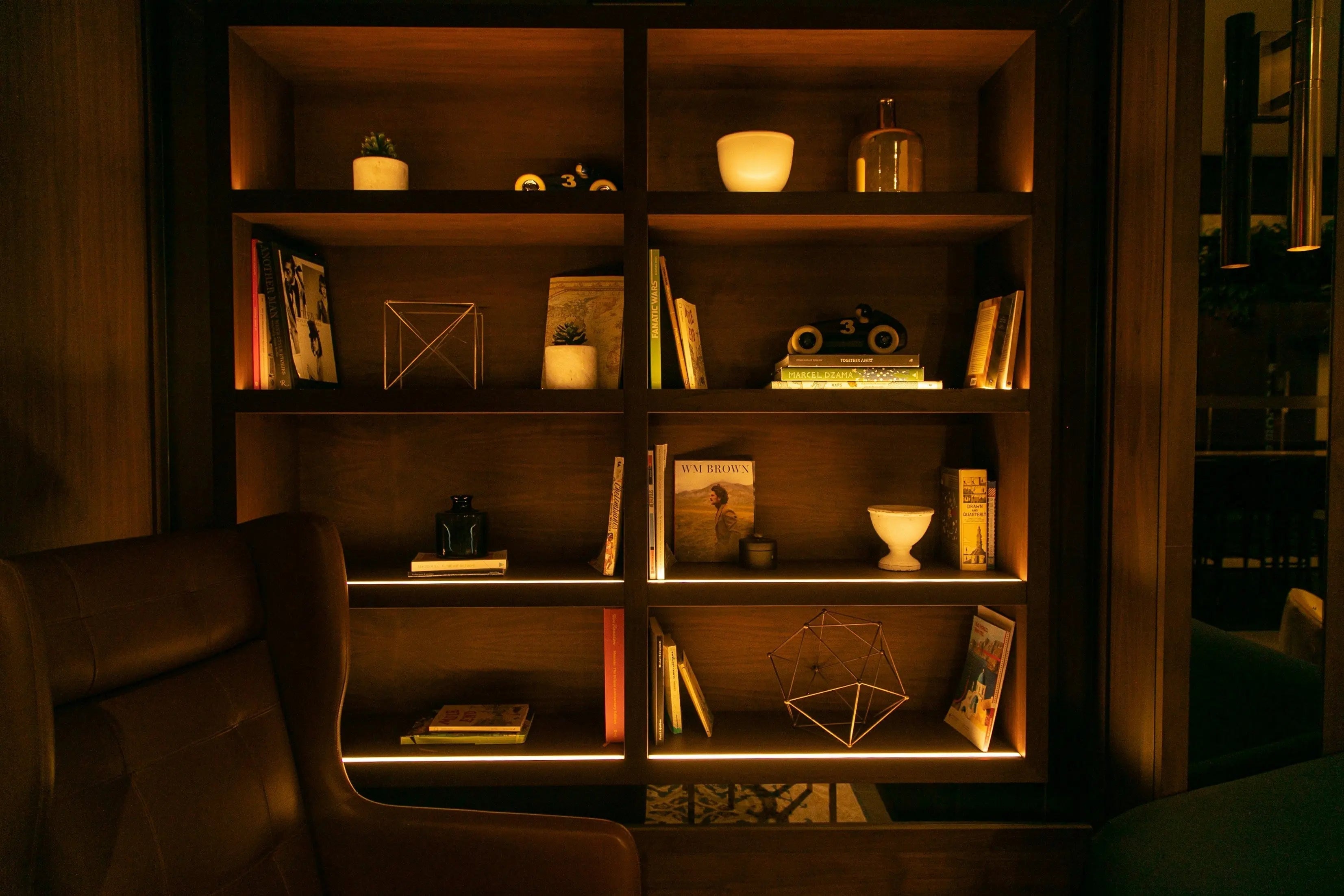 Legile grosimii și grupării: arta accesoriilor pe etajere