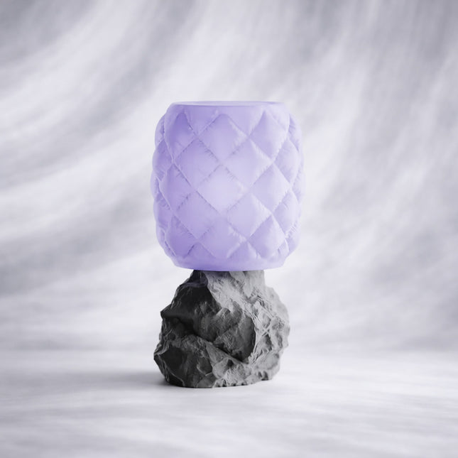 Volana | lampă decorativă sculpturală cu bază de piatră și design matlasat