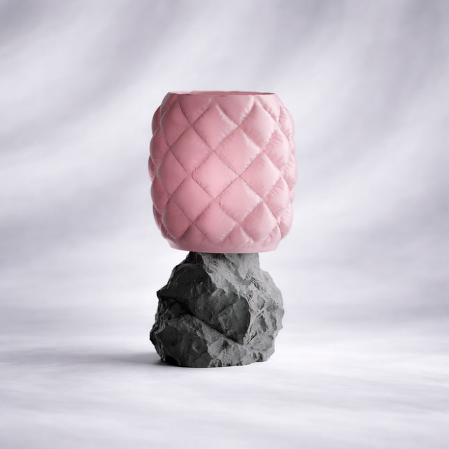 Volana | lampă decorativă sculpturală cu bază de piatră și design matlasat
